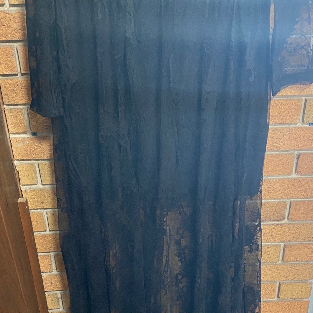 Elegant Strapless Black Dress with Lace Overlay - Picture 3 of 12